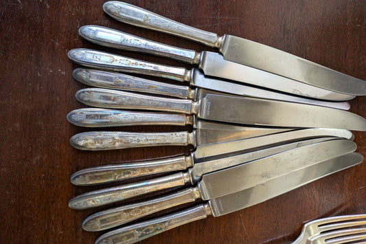 Grosvenor 1921 Oneida Community Plate Dinner Set - Stamped and Tested Silverplate - Knives, Forks, and Spoons - 48 pieces - Dinner Parties
