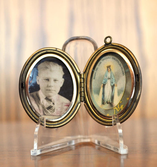 Vintage Victorian Style Floral Striped Locket Pendant - Photos Inside - Antique Oval Brass Floral Victorian Locket