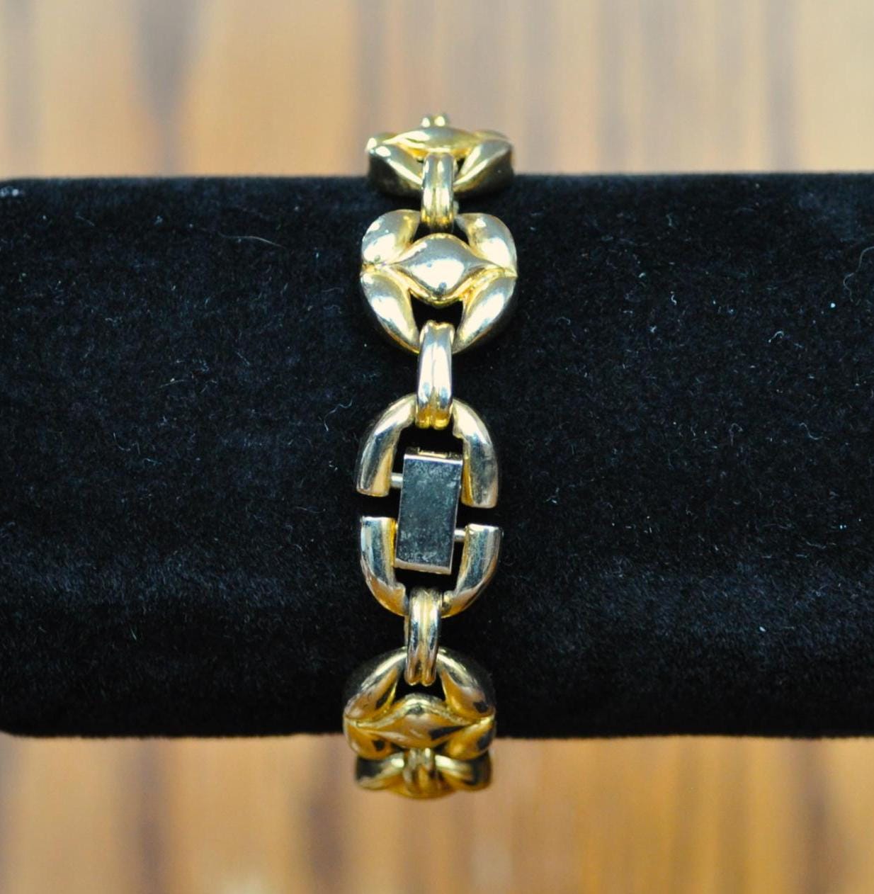 Vintage Cheryl Tiegs Gold-Toned Ladies Bracelet Watch - 20mm Dial- Beautiful Cheryl Tiegs Gold Ladies Link Band Watch - Working, New Battery