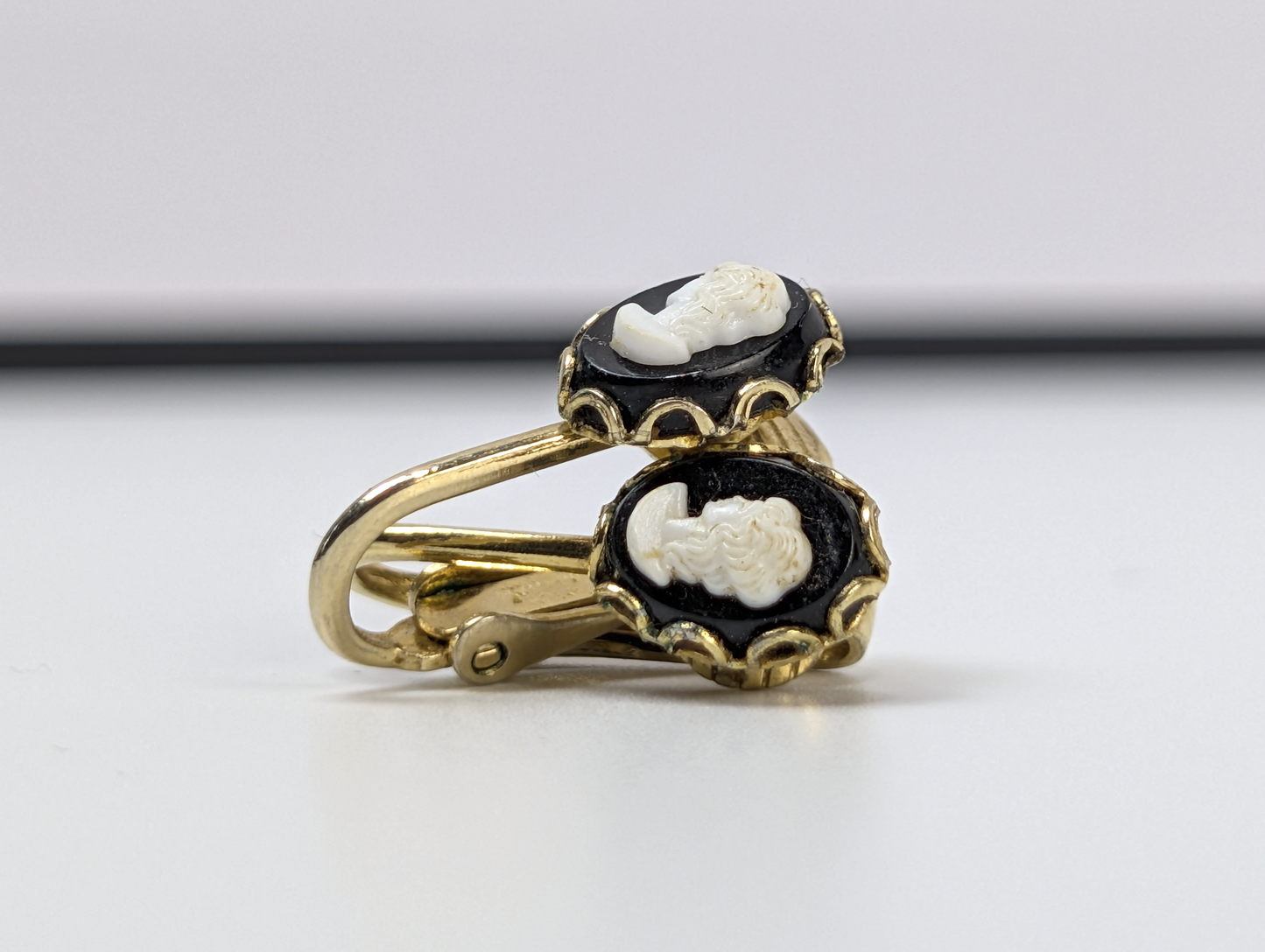 Vintage Elegant Black and White Oval Cameo Clip-On Earrings - Dainty Cameo Clip-on Earrings Gold-Toned
