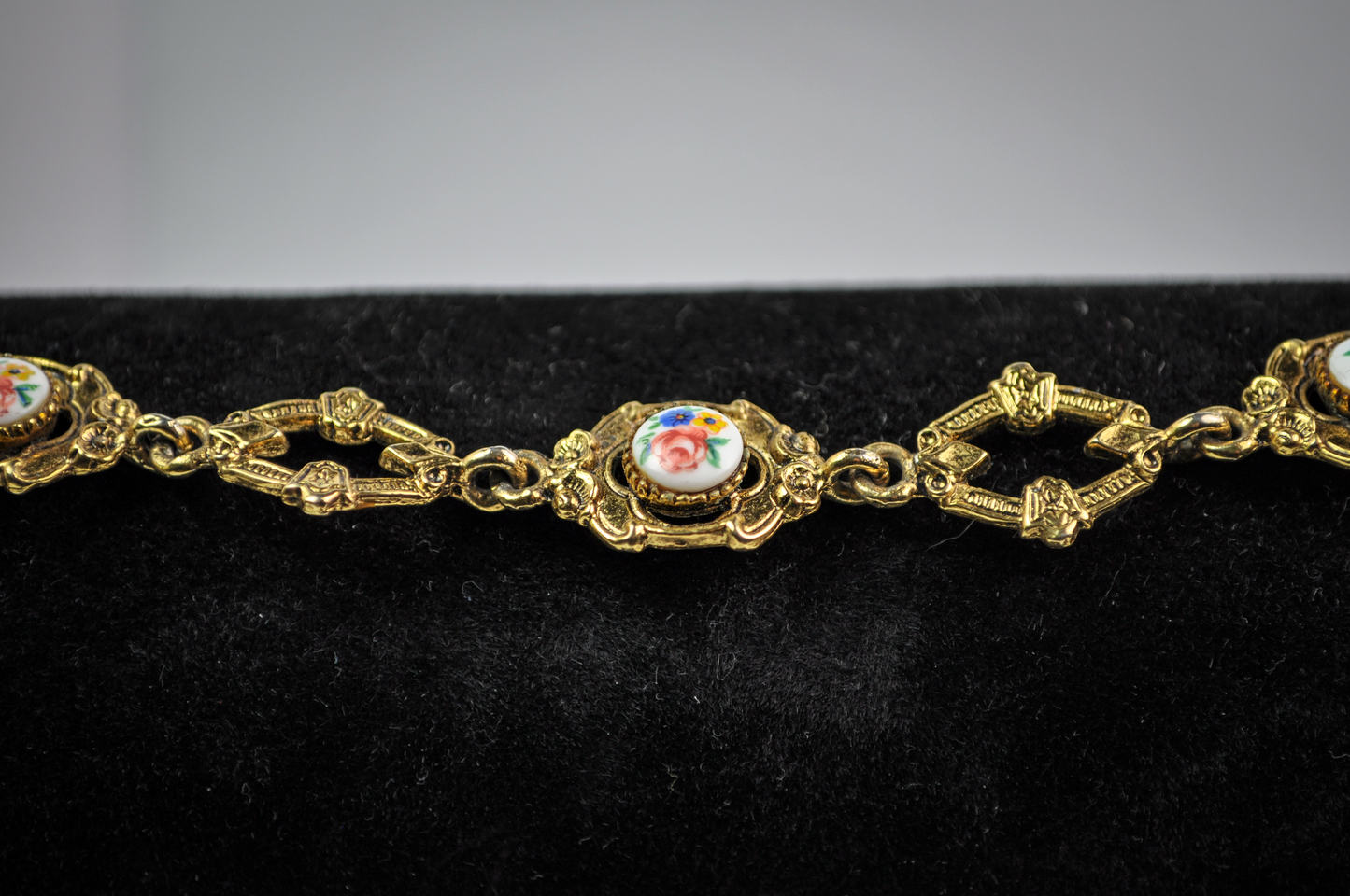 Vintage Gold-Toned Floral Link Bracelet - Detailed Floral Gold-Toned Link Bracelet