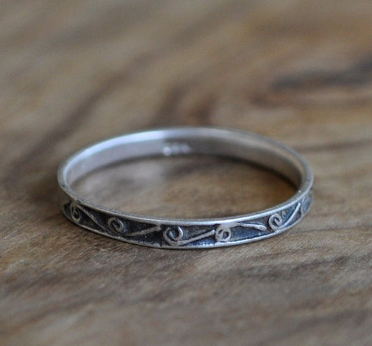 Vintage Silver Ring - Size 6.5 Ring Size 6.5 (16.9 MM Band) - Simple Alternating Loop Design - Petite Piece, Thin Band - 925 Silver