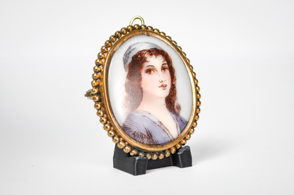Colgante Miniatura con Retrato Dorado y Pelo de Joven Pretendiente de la Época Georgiana - Marco Repujado - Joya de Amor y Recuerdo de la Época de la Regencia de 1820