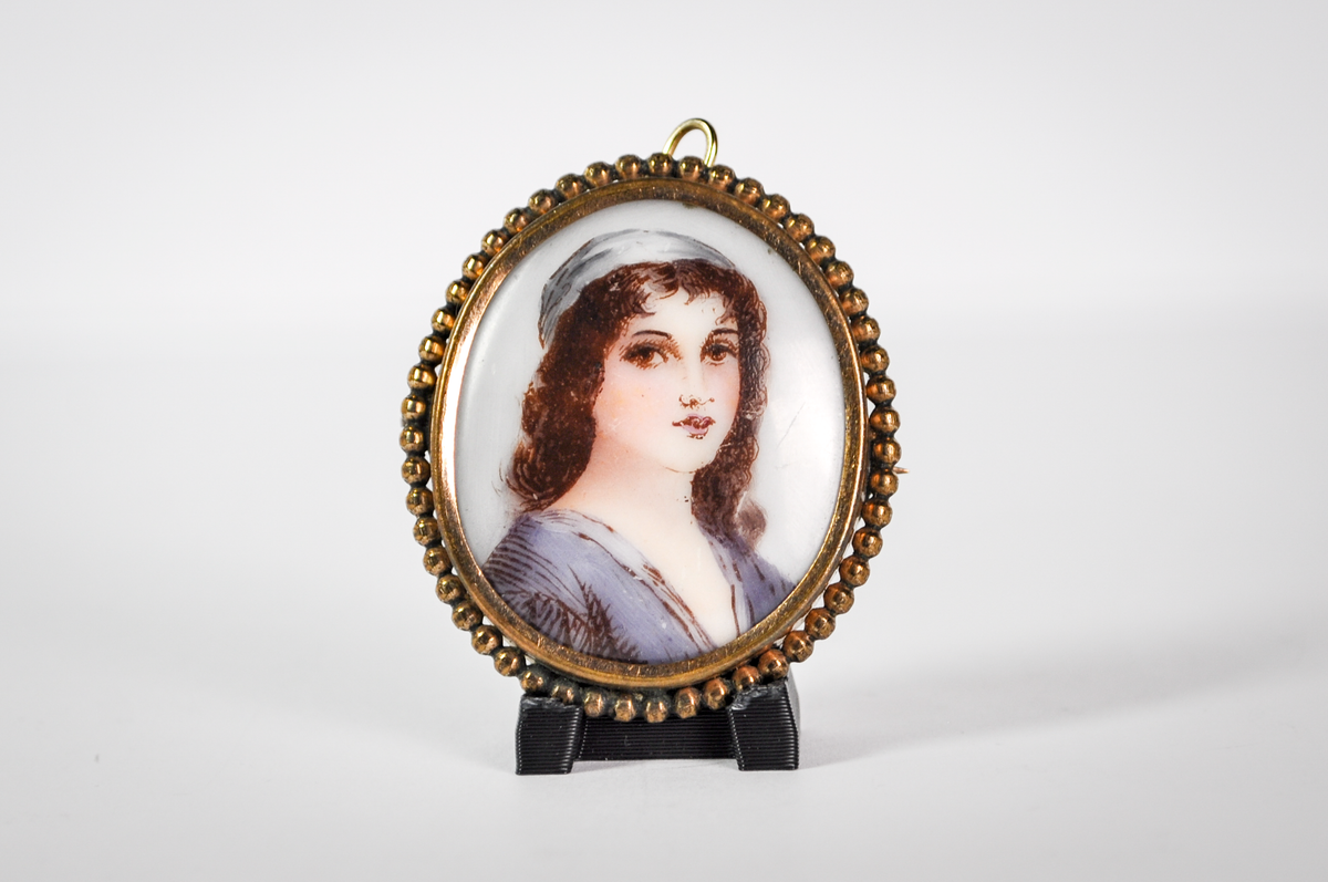 Colgante Miniatura con Retrato Dorado y Pelo de Joven Pretendiente de la Época Georgiana - Marco Repujado - Joya de Amor y Recuerdo de la Época de la Regencia de 1820