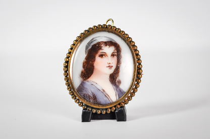 Colgante Miniatura con Retrato Dorado y Pelo de Joven Pretendiente de la Época Georgiana - Marco Repujado - Joya de Amor y Recuerdo de la Época de la Regencia de 1820
