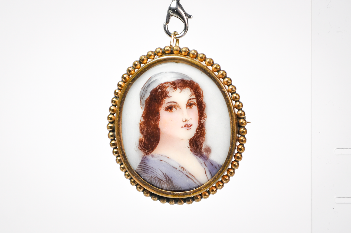 Colgante Miniatura con Retrato Dorado y Pelo de Joven Pretendiente de la Época Georgiana - Marco Repujado - Joya de Amor y Recuerdo de la Época de la Regencia de 1820