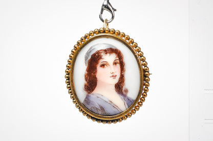 Colgante Miniatura con Retrato Dorado y Pelo de Joven Pretendiente de la Época Georgiana - Marco Repujado - Joya de Amor y Recuerdo de la Época de la Regencia de 1820