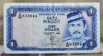 1986 Government of Brunei 1 Ringgit / 1 Dollar Note - Choice Very Fine (VF+) Grade - 1986 Brunei One Ringgit = One Dollar Note - P#6c