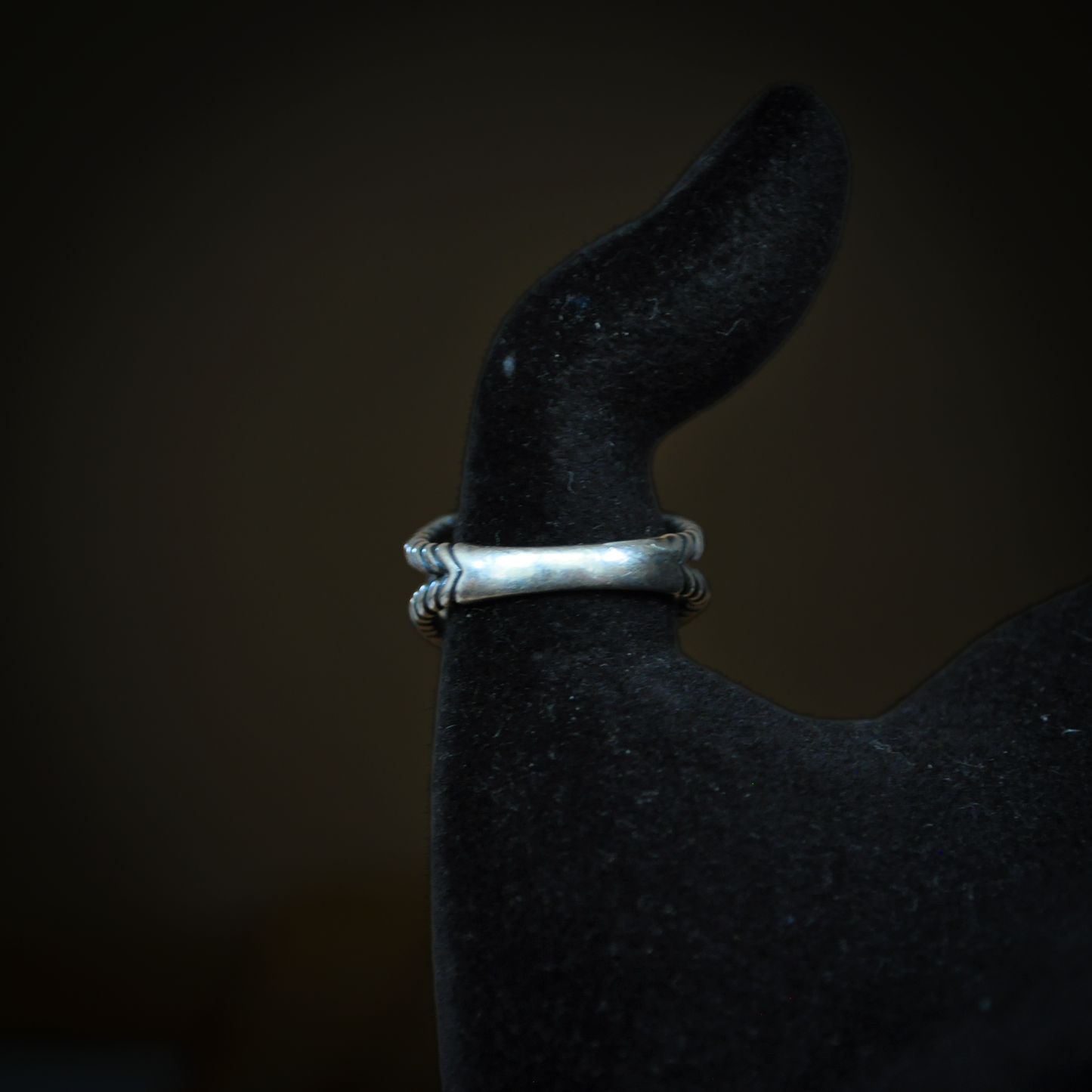Handcrafted Navajo-Style Sterling Silver & White Howlite Statement Ring - Vintage-Inspired Southwestern White Stone Floral Concho Ring
