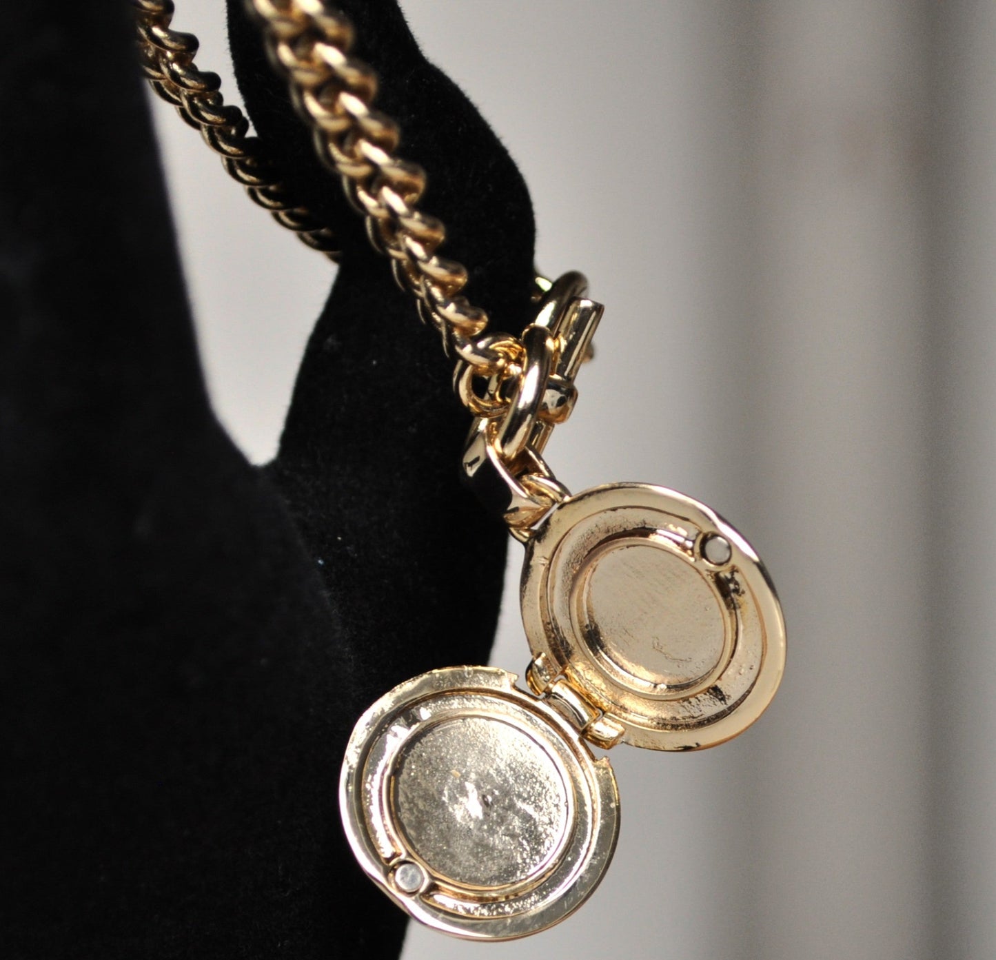 Amazing Vera Bradley Collect Beautiful Moments Locket Bracelet - Vintage Very Bradley Collection - Stunning Gold Tone Locket Bracelet