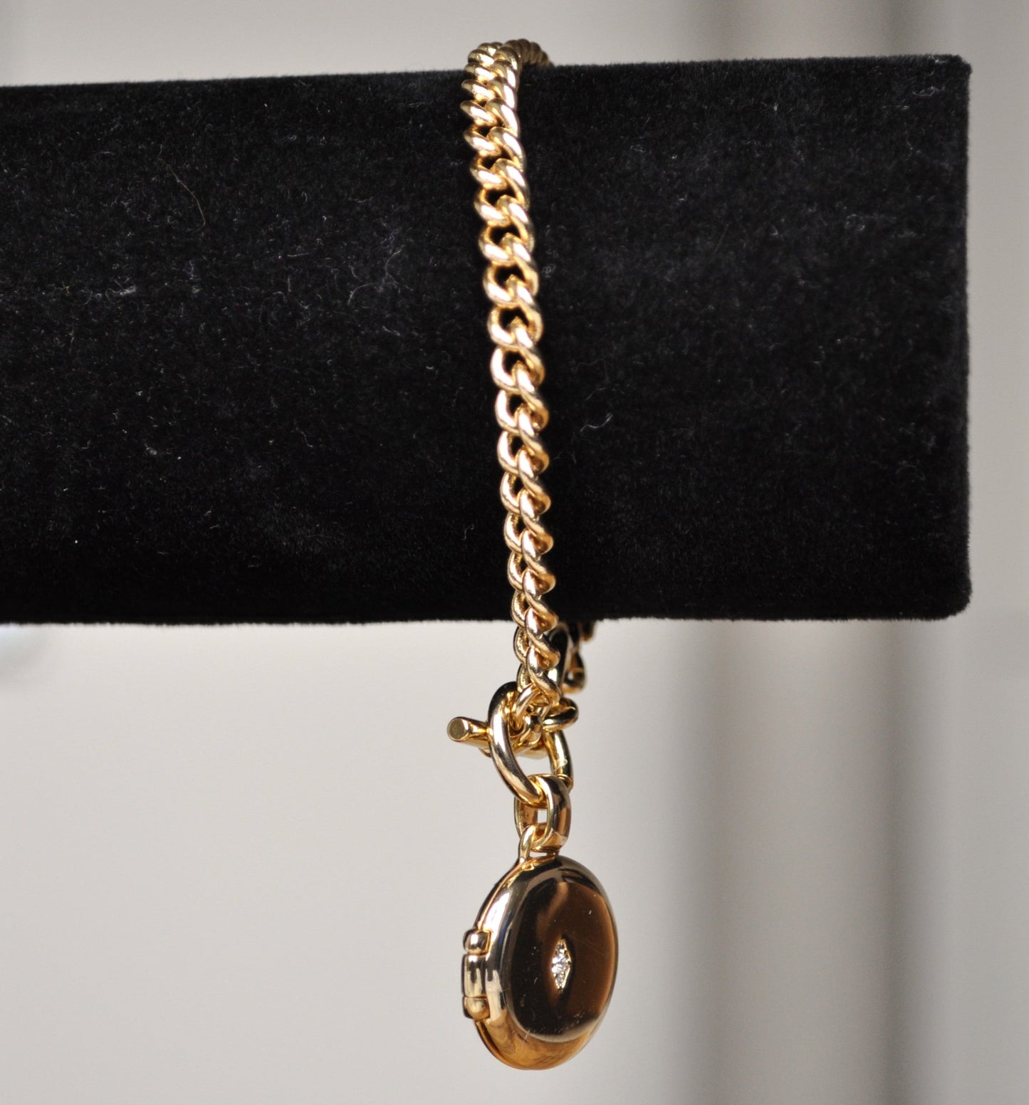 Amazing Vera Bradley Collect Beautiful Moments Locket Bracelet - Vintage Very Bradley Collection - Stunning Gold Tone Locket Bracelet