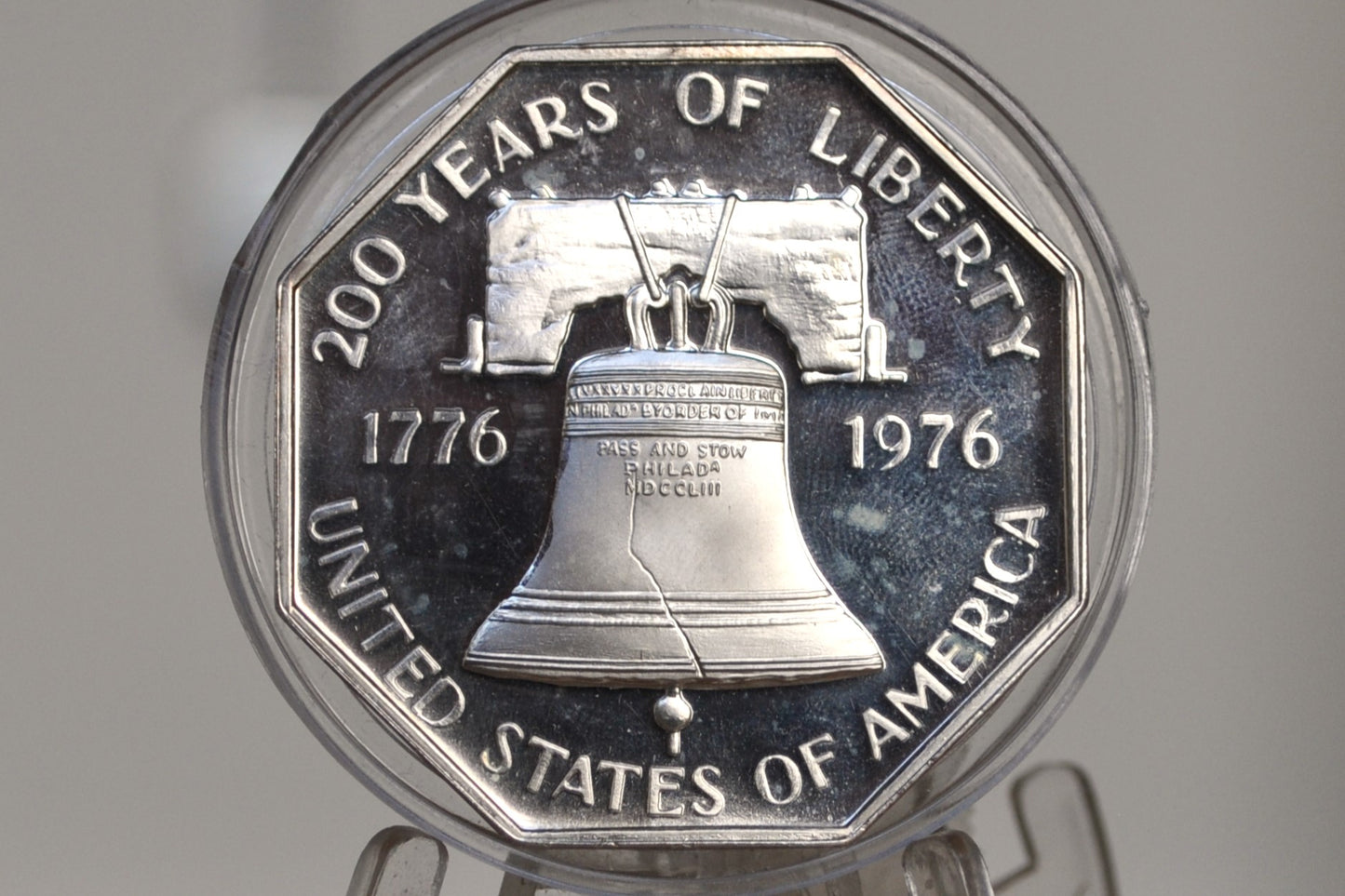 1976 200 Years of Liberty Us bicentennial octagon .999-ounce fine silver - 1976 Bicentennial Commemorative Octagonal Coin - 1 oz Fine Silver, 200 Years of Liberty