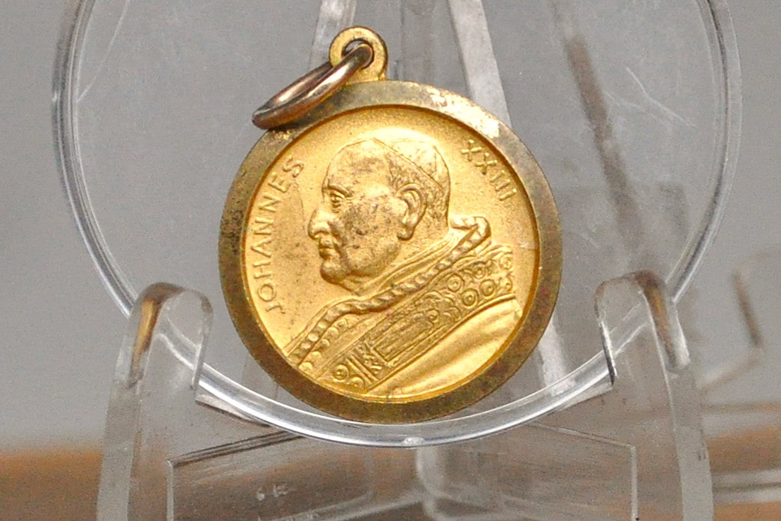 Vintage Pope John XXIII Gold Tone Pendant - Religious Medal - Johannes XXIII