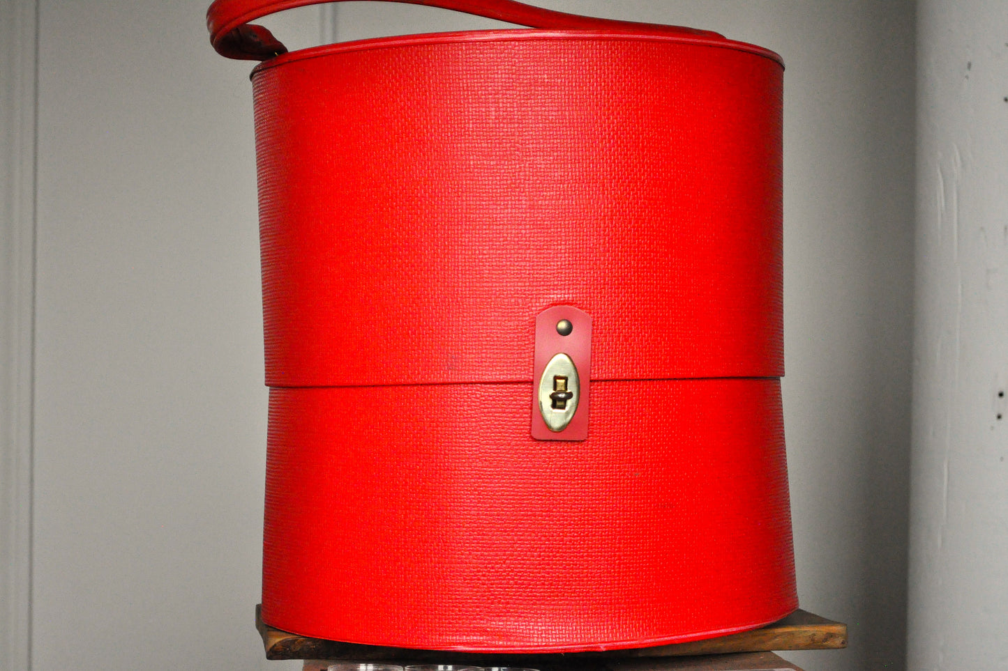 Vintage Everbest Hollywood Florida 1960s Crimson Red Wig Box - Contains Mannequin Head - Wig Not Included - Lockable Red Wig Box