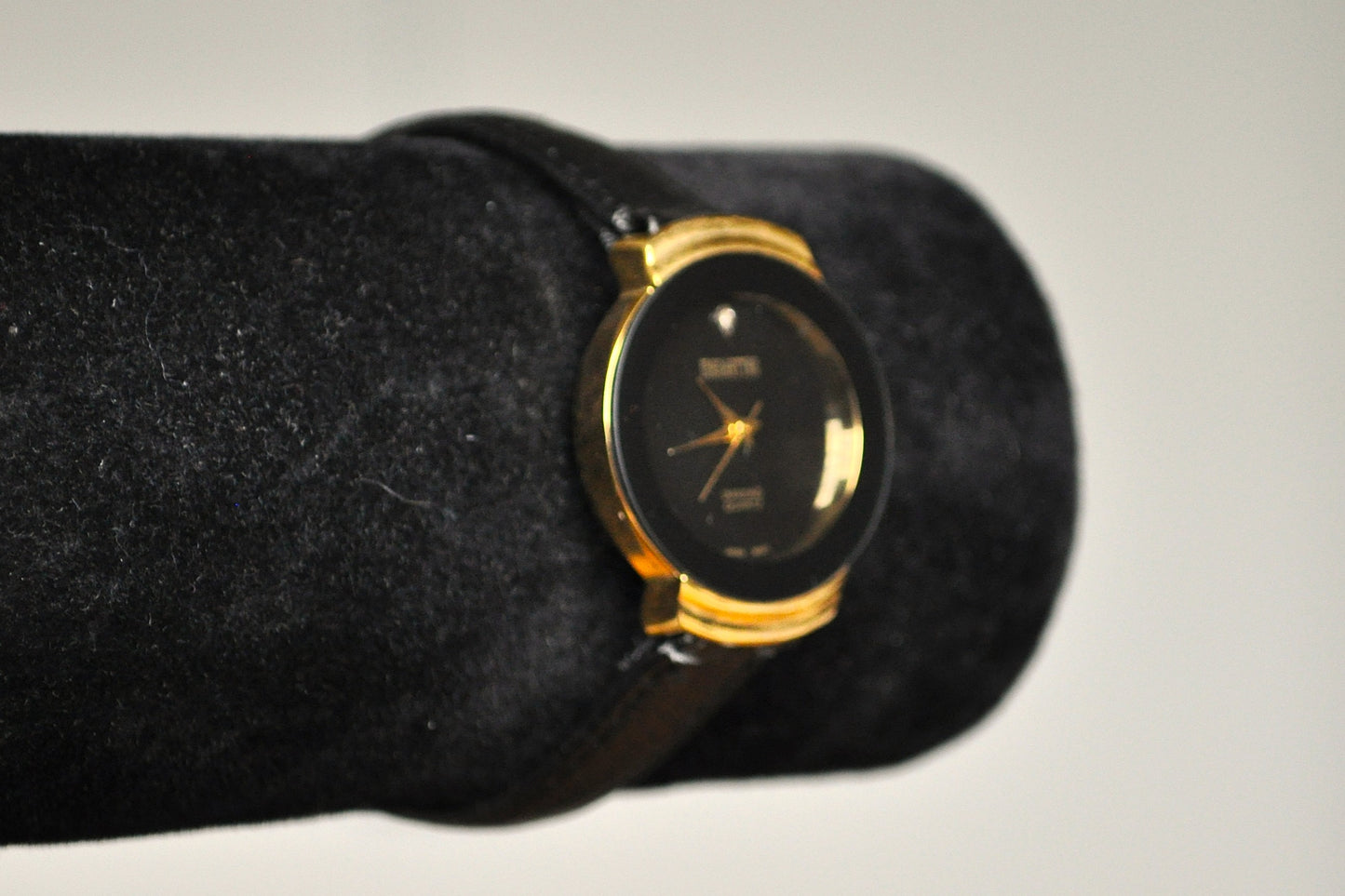 Sleek Stainless Steel Gold Tone Manhattan Diamond Quartz Analog Watch - Black Genuine Leather Watch - Working!