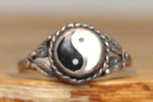 Leafy Yin-Yang Ring - Size 6 - Stamped and Tested Sterling Silver - Chinese Jewelry