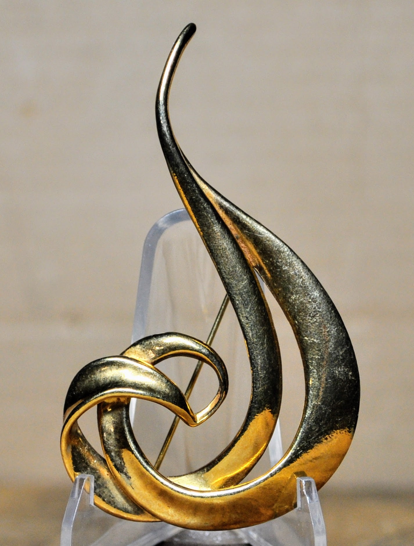 Stunning Avon Gold Toned Large Swirl Brooch - 3.25 Inches Long - Vintage Avon Signed Gold Pin