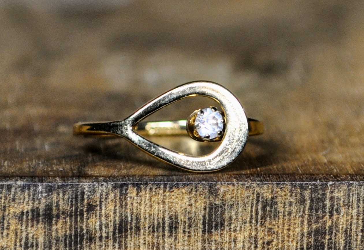 Stunning 1977 Avon Gold Tone Catch a Star Rhinestone Ring - Size Medium - New Old Stock (NOS) - Vintage Avon Star Rhinestone Ring In Box