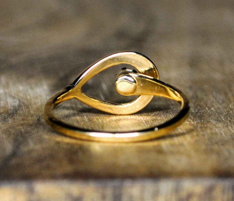 Stunning 1977 Avon Gold Tone Catch a Star Rhinestone Ring - Size Medium - New Old Stock (NOS) - Vintage Avon Star Rhinestone Ring In Box