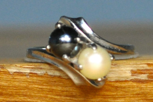 10K White Gold Hematite and Pearl Cluster Ring - Size 6 - Stamped and Tested 10 Karat Gold - Signed D.B. - Promise Ring