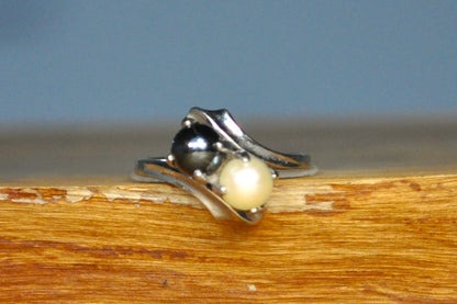 10K White Gold Hematite and Pearl Cluster Ring - Size 6 - Stamped and Tested 10 Karat Gold - Signed D.B. - Promise Ring