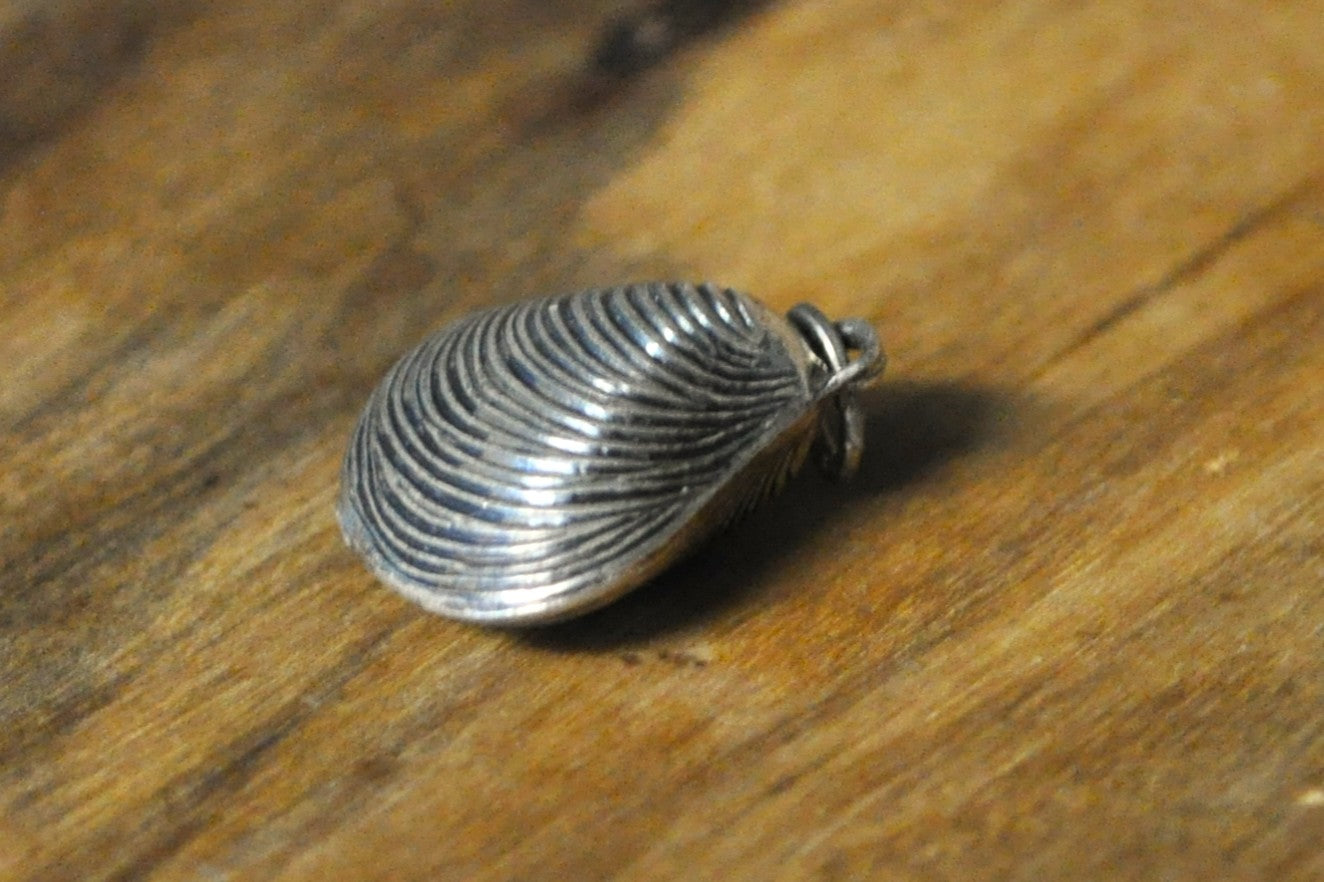 Silver Clamshell Pendant - Stamped and Tested Sterling Silver - Beau Sterling Charm - Ocean Jewelry