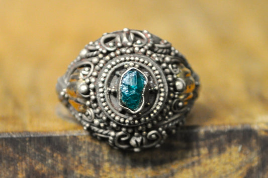 Unique Jagged Cut Emerald Ring - Size 7.5 - Stamped and Tested Sterling Silver - Ornate Scrollwork - Soldered Raindrop Design