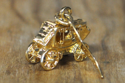 Vintage Pikes Peak Colorado Stagecoach Charm, Alt 14,110 Ft. Souvenir - Collectible Stagecoach Charm with "Pike Peak Alt 14110" Banner, Vintage Travel Charm