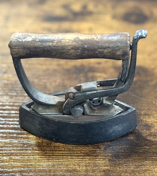 Sad Iron Antique Salesman Sample - Miniature Handheld Sad Iron Utilized for Salesmen Samples - Miniature Flat Iron Children's Toy