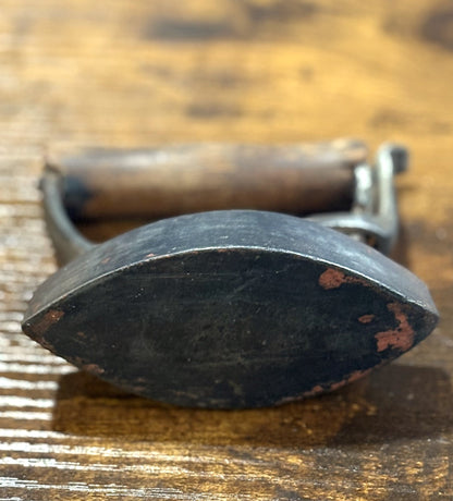 Sad Iron Antique Salesman Sample - Miniature Handheld Sad Iron Utilized for Salesmen Samples - Miniature Flat Iron Children's Toy