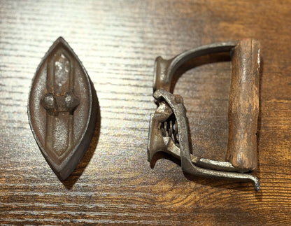 Sad Iron Antique Salesman Sample - Miniature Handheld Sad Iron Utilized for Salesmen Samples - Miniature Flat Iron Children's Toy