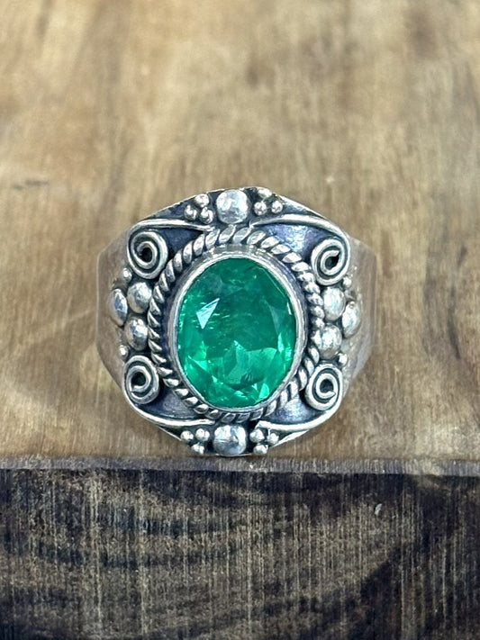 Intricate Boho Green Glass Sterling Silver Filigree Ring Size 8 - Vintage 925 Silver Rope & Scroll Ring with Faceted Green CZ