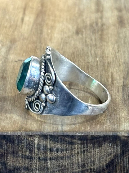Intricate Boho Green Glass Sterling Silver Filigree Ring Size 8 - Vintage 925 Silver Rope & Scroll Ring with Faceted Green CZ