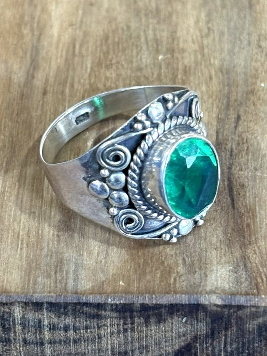 Intricate Boho Green Glass Sterling Silver Filigree Ring Size 8 - Vintage 925 Silver Rope & Scroll Ring with Faceted Green CZ