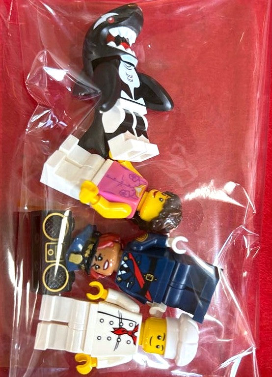LEGO Minifigure Mystery Pack 4 Figurines and 1 Random Accessory - Mystery LEGO Grab Bag Four Random Figs and One Surprise Accessory