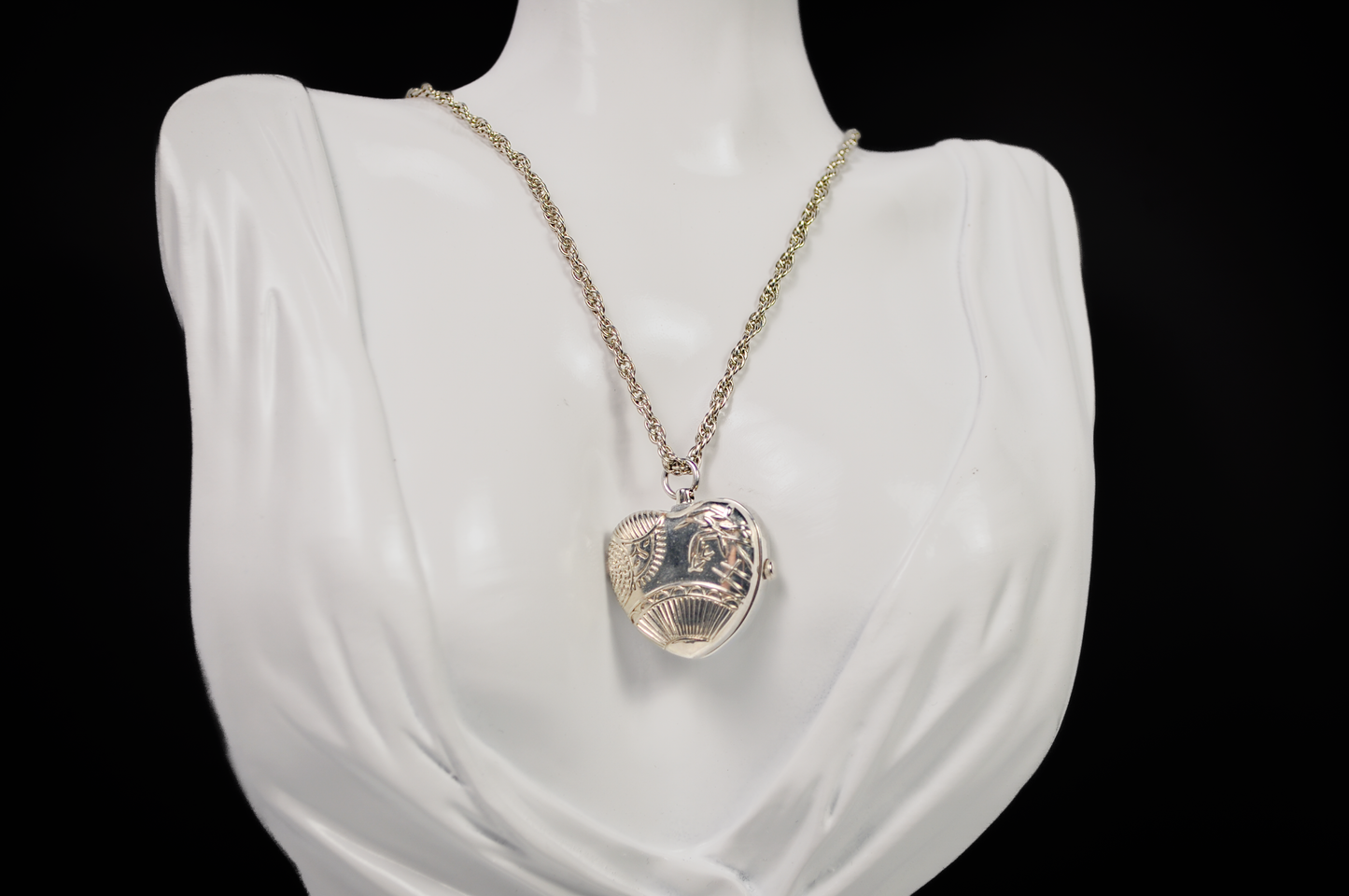 Disney Minnie Mouse Special Edition Heart Locket By Sii - Disney Minnie Mouse Rare Clock Locket Necklace