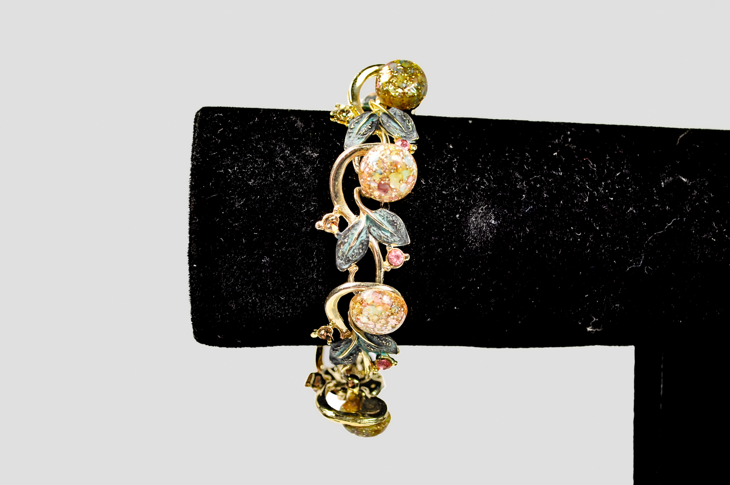 Vintage Gold-Toned Sparkle Cabochon Pastel Multicolor Bracelet - Retro Confetti Lucite & Patina Leaf Statement Bracelet