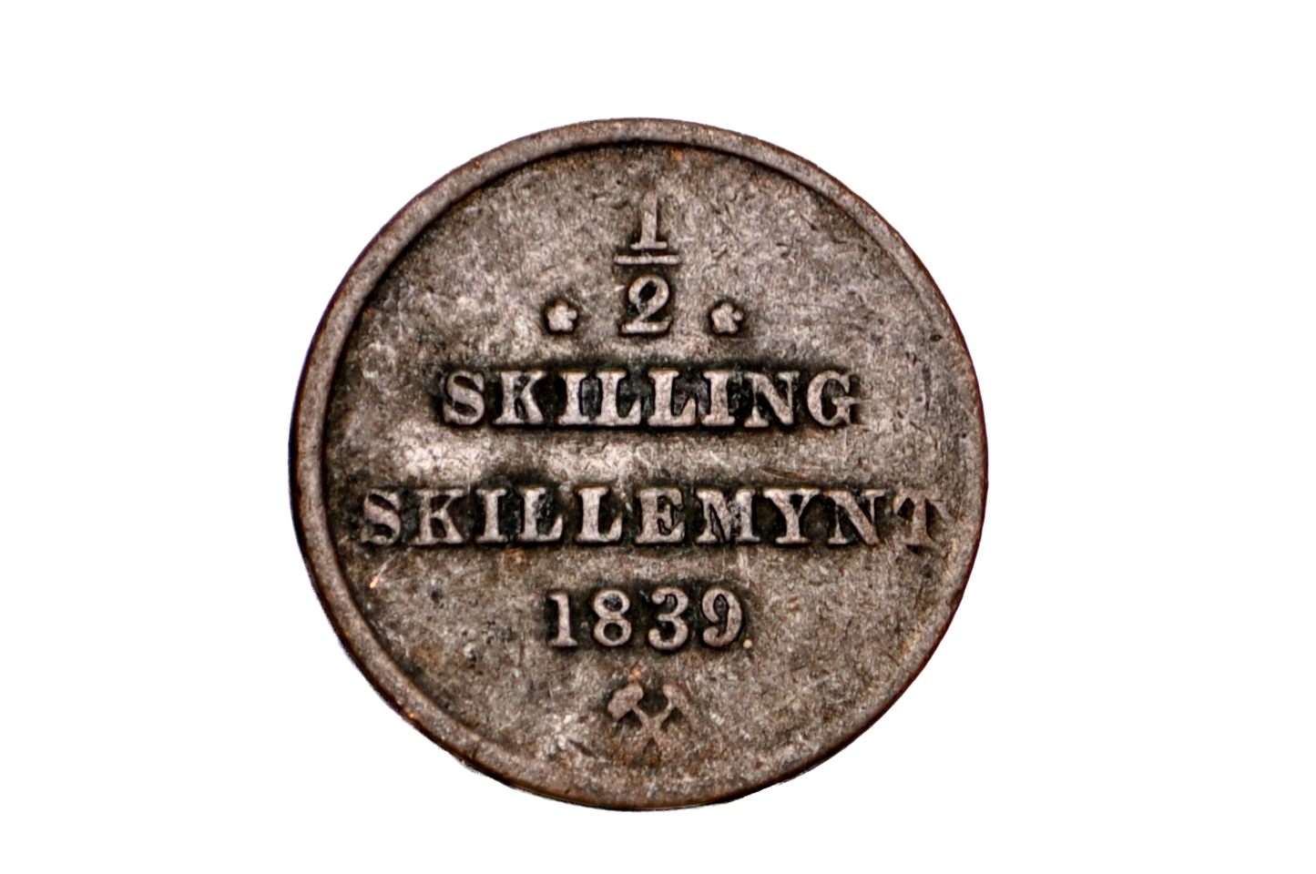 Old coin with text '1/2 Skilling Skillemynt 1839' on a white background