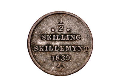 Old coin with text '1/2 Skilling Skillemynt 1839' on a white background