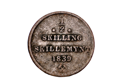 Old coin with text '1/2 Skilling Skillemynt 1839' on a white background