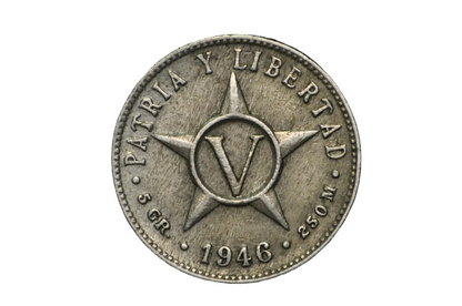 Silver coin with star design and text 'Patria y Libertad' and '1946' on a black background