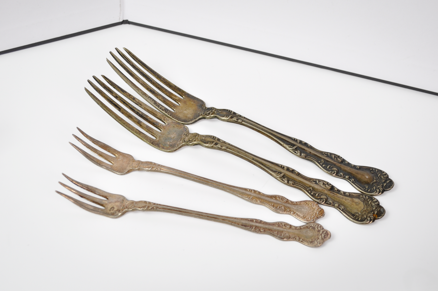 Set of 4 Antique Holmes and Edwards XIV Rose Pattern Forks and Pickle Forks - Décor & Collections - Silver Forks - 2 Pickle Forks - 2 Forks