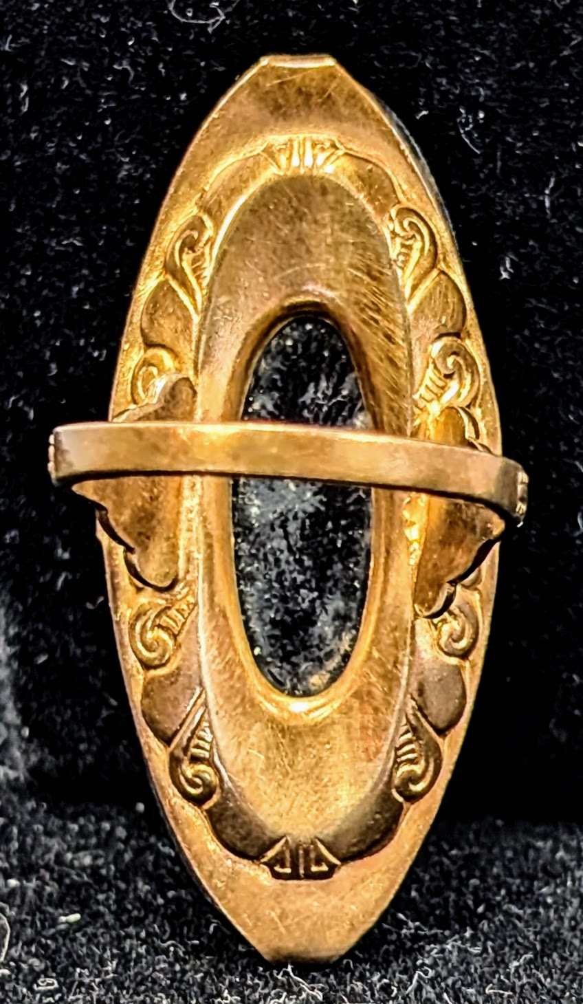 Beautiful Uncas Art Deco Oval Black Onyx Gold Toned Ring - Size 7 - Vintage U Arrow Hallmark Art Deco Style Black Onyx Statement Ring