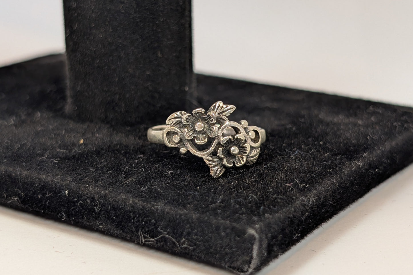 Cute Floral Ring - Size 7.75 - Stamped and Tested Sterling Silver - Thailand Jewelry