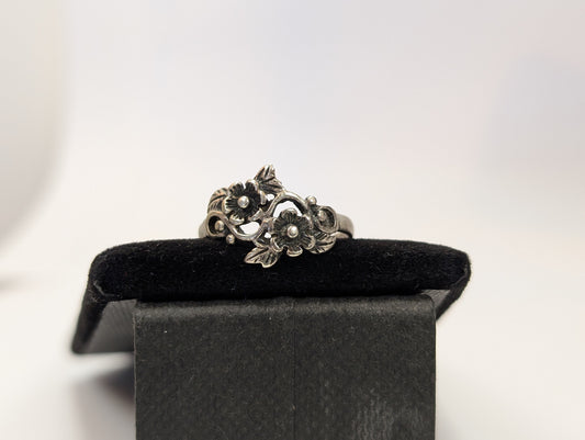 Cute Floral Ring - Size 7.75 - Stamped and Tested Sterling Silver - Thailand Jewelry