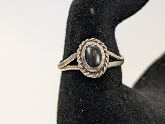 Black Onyx Oval Ring - Size 5.5 - Stamped and Tested Sterling Silver - Raised Coiling Edges