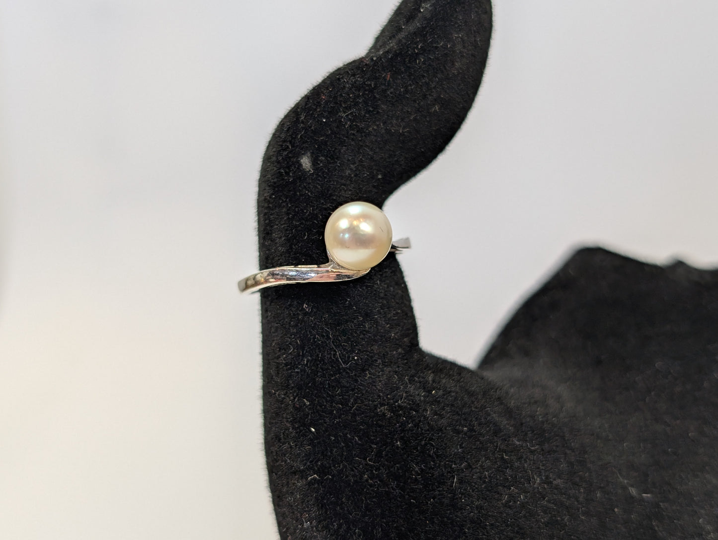 Beautiful 14KT White Gold Pearl Ring - Size 6 - Stamped and Tested 14KT Gold - Shimmering Pearl Stone