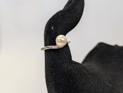 Beautiful 14KT White Gold Pearl Ring - Size 6 - Stamped and Tested 14KT Gold - Shimmering Pearl Stone