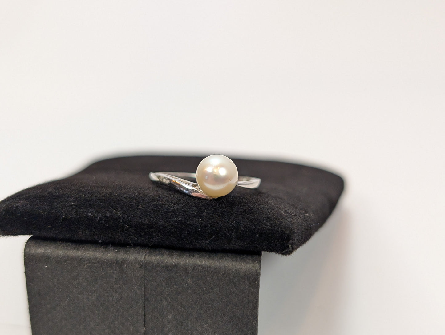 Beautiful 14KT White Gold Pearl Ring - Size 6 - Stamped and Tested 14KT Gold - Shimmering Pearl Stone