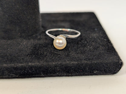 Beautiful 14KT White Gold Pearl Ring - Size 6 - Stamped and Tested 14KT Gold - Shimmering Pearl Stone